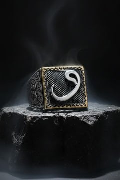 Kare Model Kalem İşlemeli Vav Desenli Yüzük