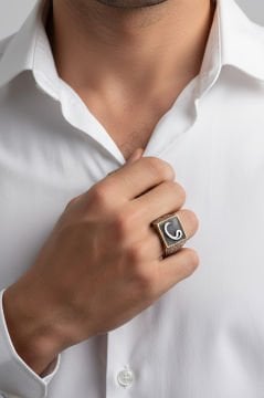 Kare Model Kalem İşlemeli Vav Desenli Yüzük