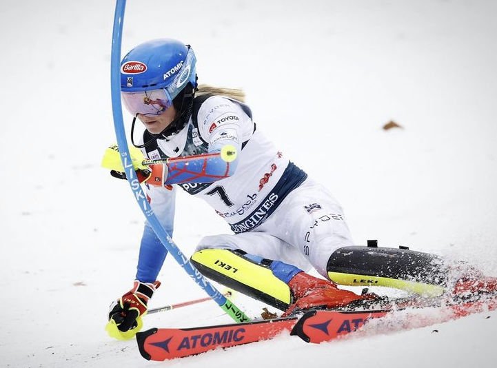 2021-22 FIS KAYAK DÜNYA KUPASI Vlhova, Dünya Kupası slalom galibiyeti için Shiffrin'i geride bıraktı.