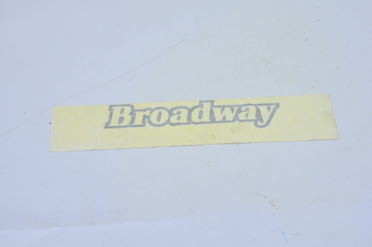 Broadway Yazı Ym (Koyu Renk)