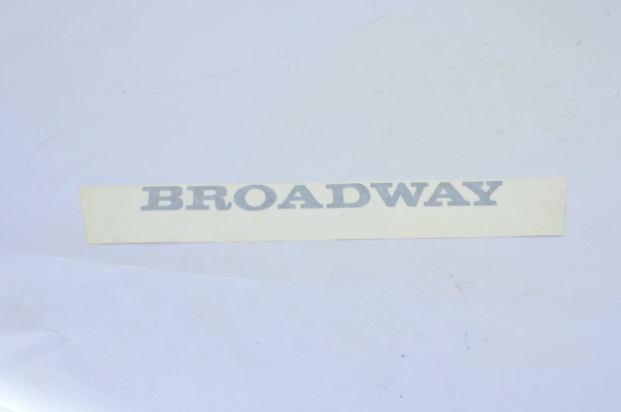Broadway Yazı Em (Koyu Renk)