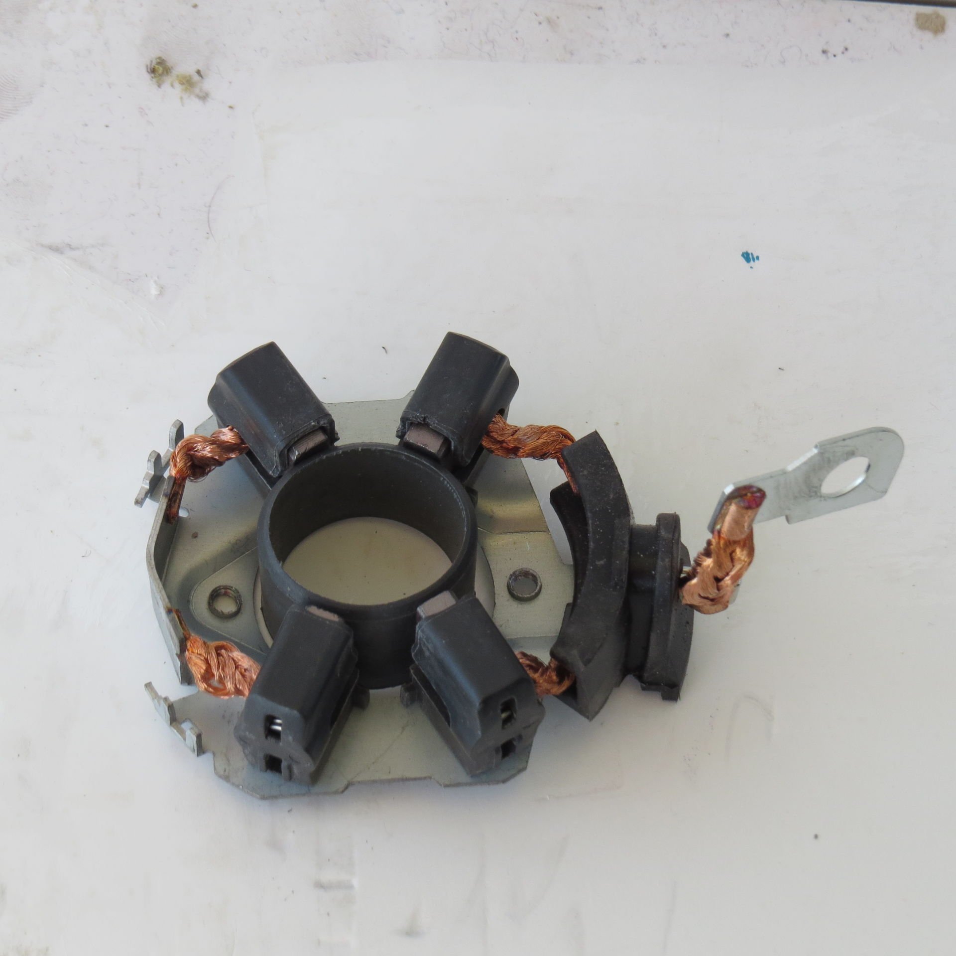 MEDOR BHB  0513   KÖMÜR YUVASI VW CADDY TRANSPORTER YM PİLASTİK TUTUCULU