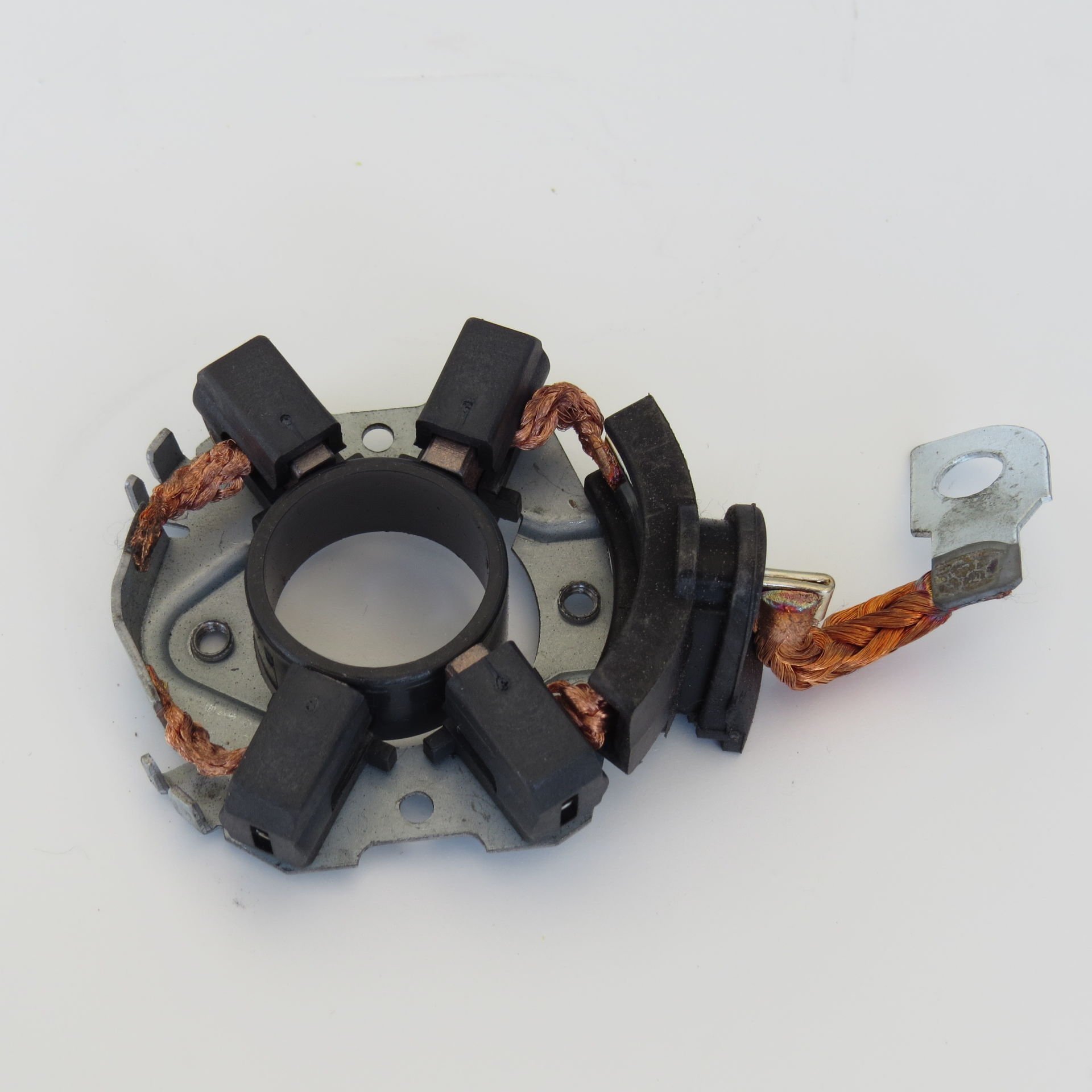 MEDOR BHB 10002  KÖMÜR YUVASI DOBLO 1.3 OPEL  PİLASTİK TUTUCULU YM 1004336866