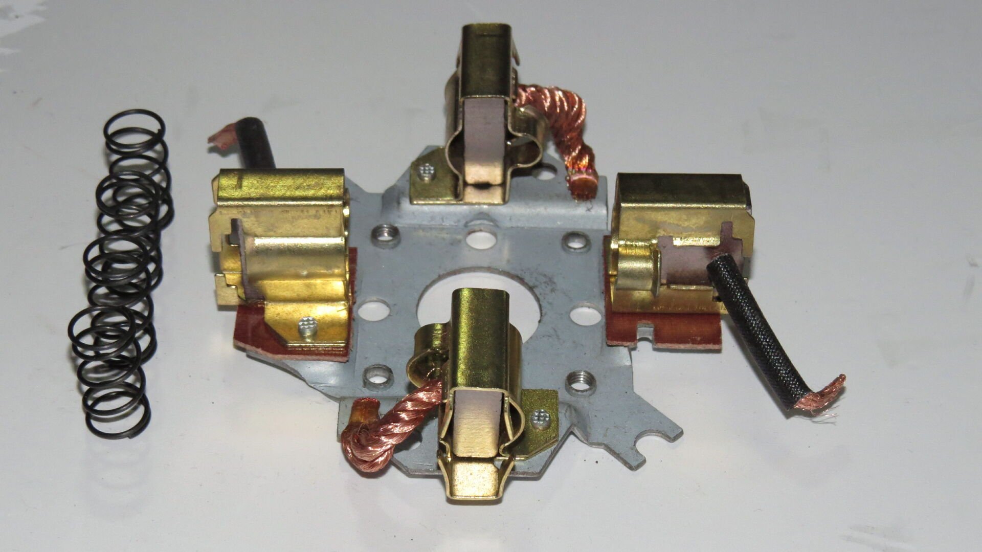 MEDOR BHB 2031    KÖMÜR YUVASI MERCEDES 2521/MAN TGA DÜZ DİNAMO (BSX 135)KÖMÜRLÜ 42487781 5000808054 81262160005 2004336031 1308847