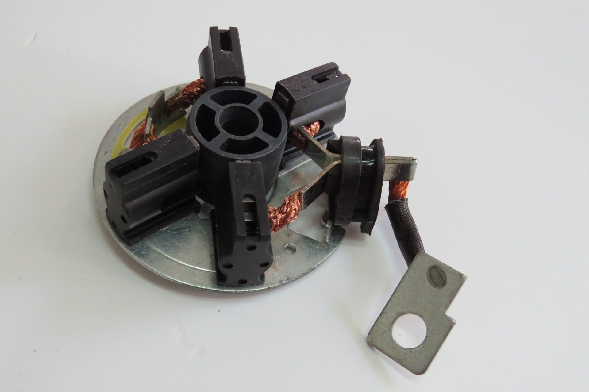 MEDOR BHB 4032    KÖMÜR YUVASI SCANIA MAN Y.M 372 SERİSİ PİLASTİK TUTUCULU 6033AD5316 6033AD4194 6033AD5128