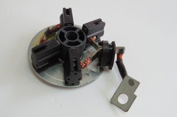 MEDOR BHB 4032    KÖMÜR YUVASI SCANIA MAN Y.M 372 SERİSİ PİLASTİK TUTUCULU 6033AD5316 6033AD4194 6033AD5128