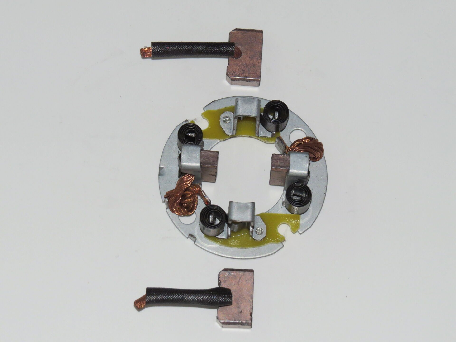 BHN 5001  KÖMÜR YUVASI 12V KIA BESTA CERES MAZDA 0285105500 0285100640 0285100840