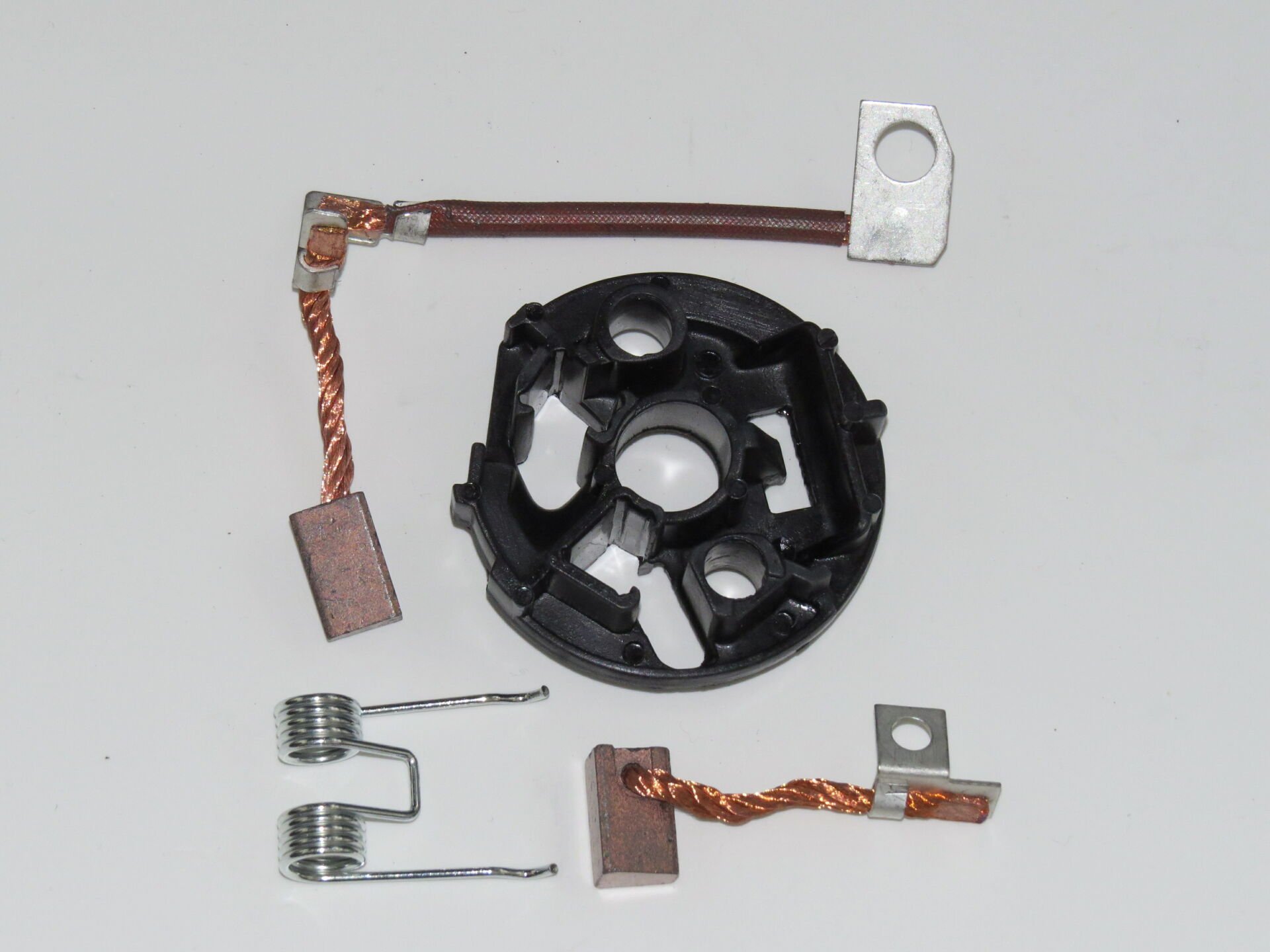 MEDOR BHV 132  KÖMÜR YUVASI  RENAULT 19 MEGEANE 2 KÖMÜRLÜ 181961 594132 594070 NE788