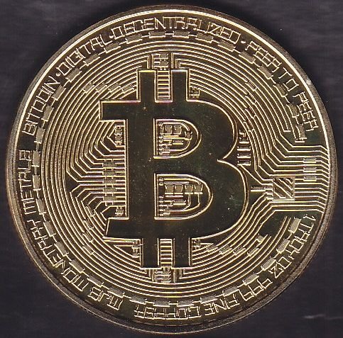 Bitcoin Altın Rengi Plastik Kapsülünde Çil