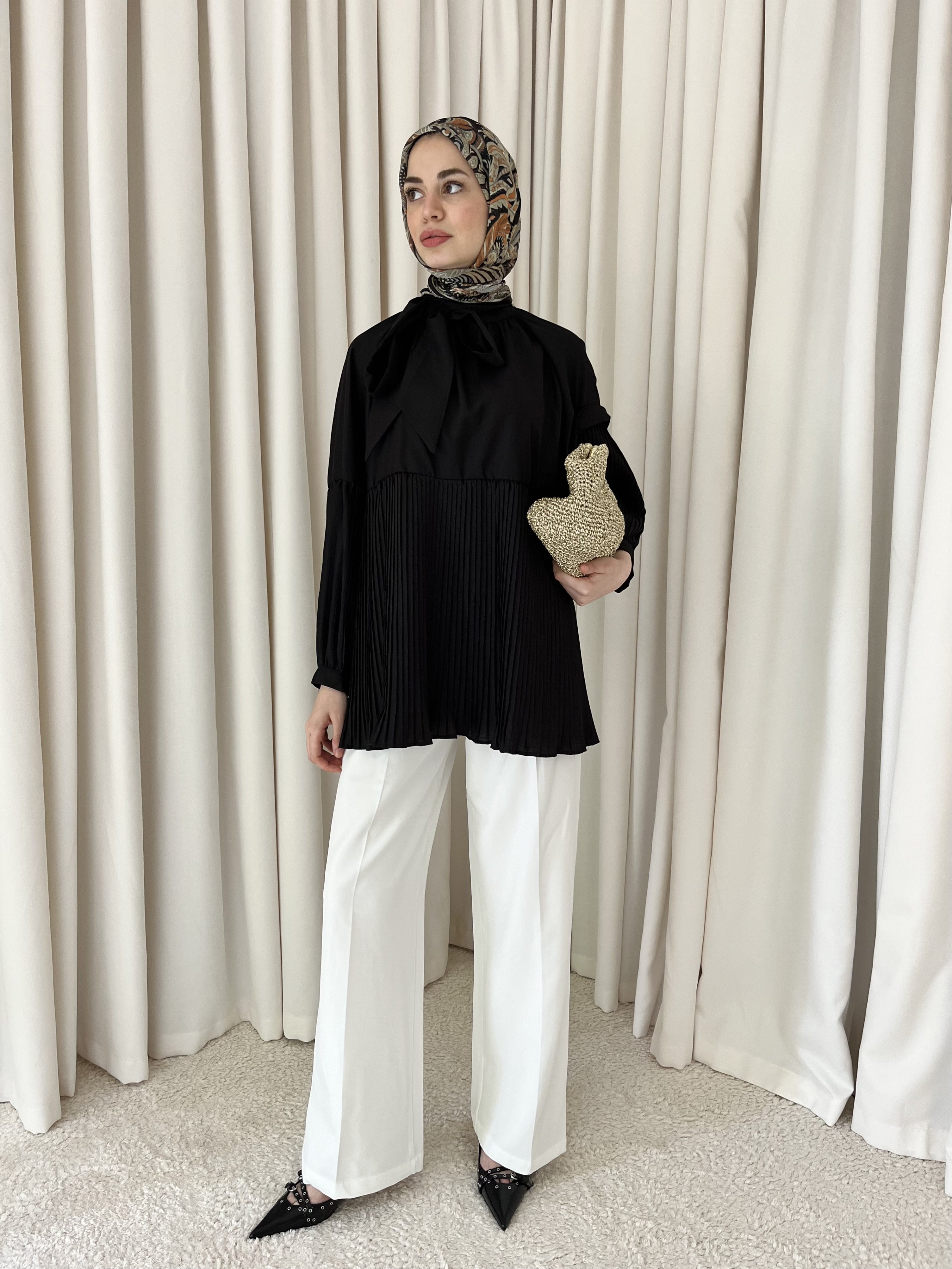 Pile Detaylı Fiyonk Bluz