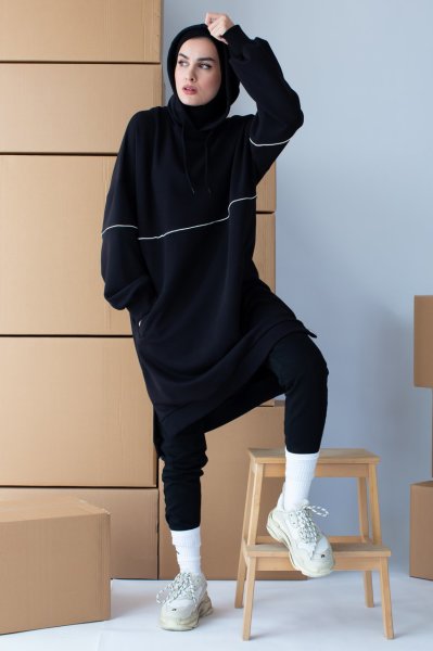 SİYAH KAPÜŞONLU BİYELİ SWEAT