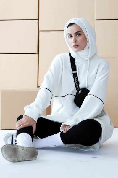 BEYAZ KAPÜŞONLU BİYELİ SWEAT