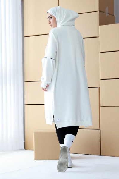 BEYAZ KAPÜŞONLU BİYELİ SWEAT