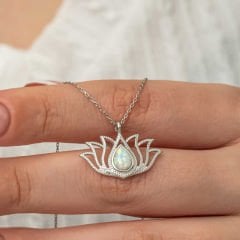 Gümüş Beyaz Opal Taşlı Lotus Kadın Kolye