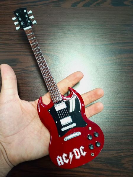 AC/DC Rock Müzik Grubu Elektro Gitar El Yapımı Ahşap Minyatür Hediyelik Biblo 25 cm