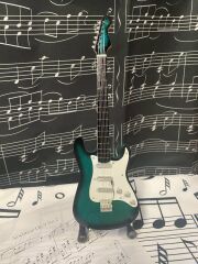 Elektro Gitar Yeşil El Yapımı Biblo Minyatür 25 cm 3D