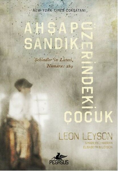 Ahşap Sandık Üzerindeki Çocuk LEON LEYSON