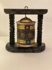 Ahşap Kaideli Dua Çarkı - Bakır ve Pirinç İşlemeli (18 cm enx17 cm boy) (İçinde Nepalce Dualar Vardır)