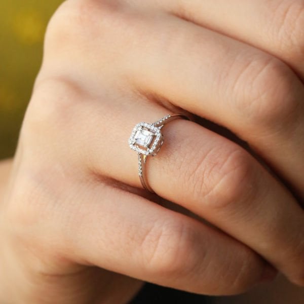 0,18 Ct. Baget Pırlanta Yüzük