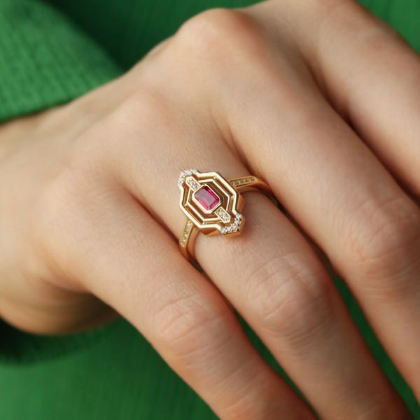 Pembe Taşlı Altın Yüzük