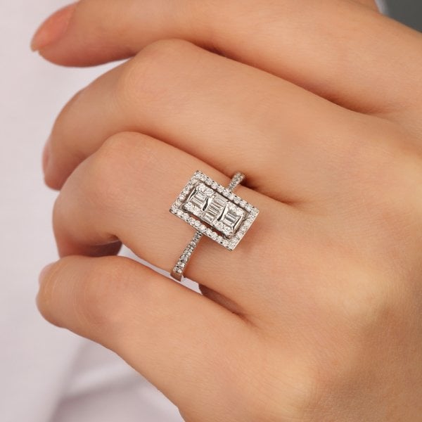 0.61 Ct. Baget Pırlanta Yüzük
