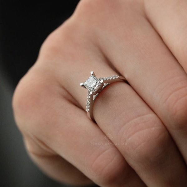 0,95 Ct. Prenses Kesim Pırlanta Yüzük