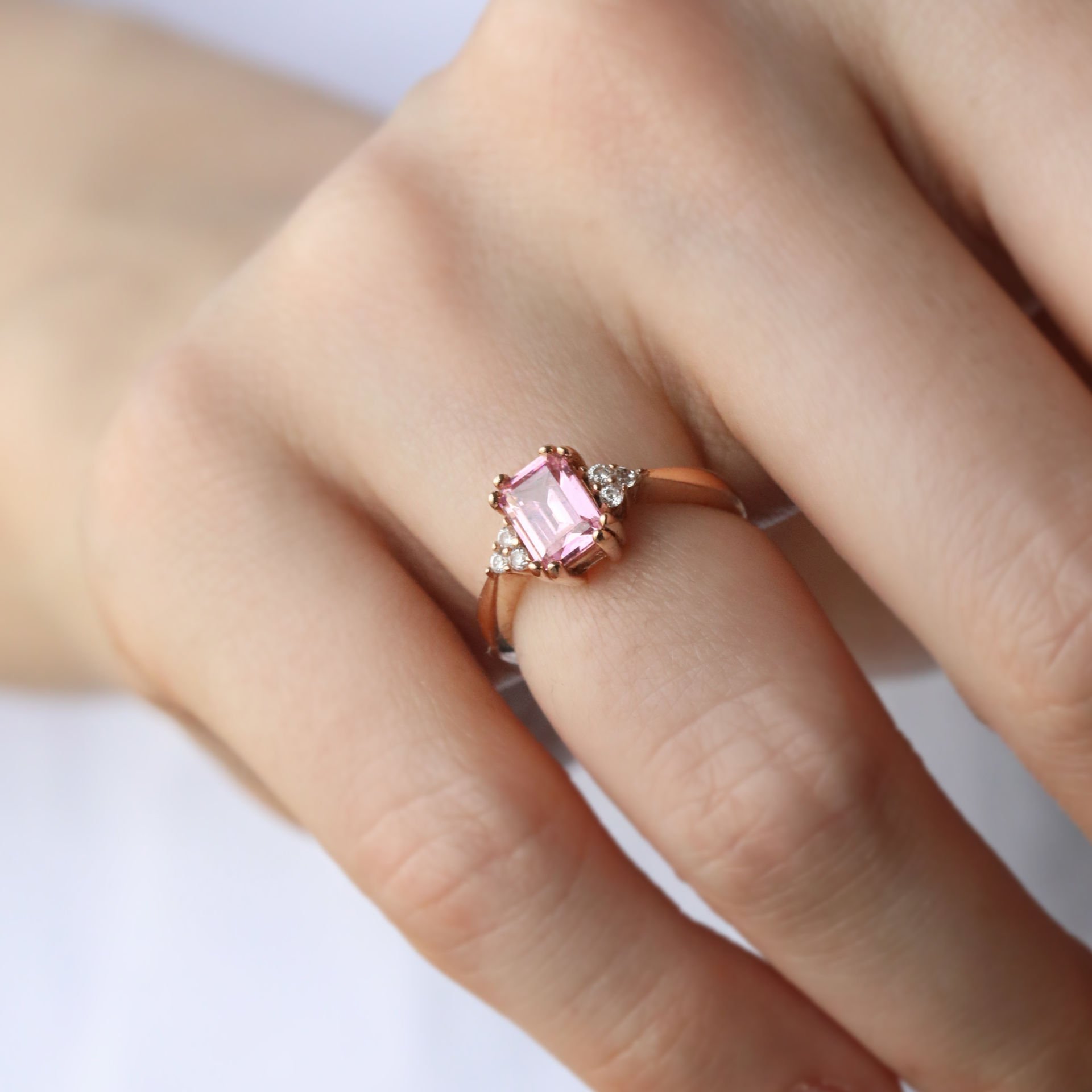 Pembe Taşlı Baget Altın Yüzük