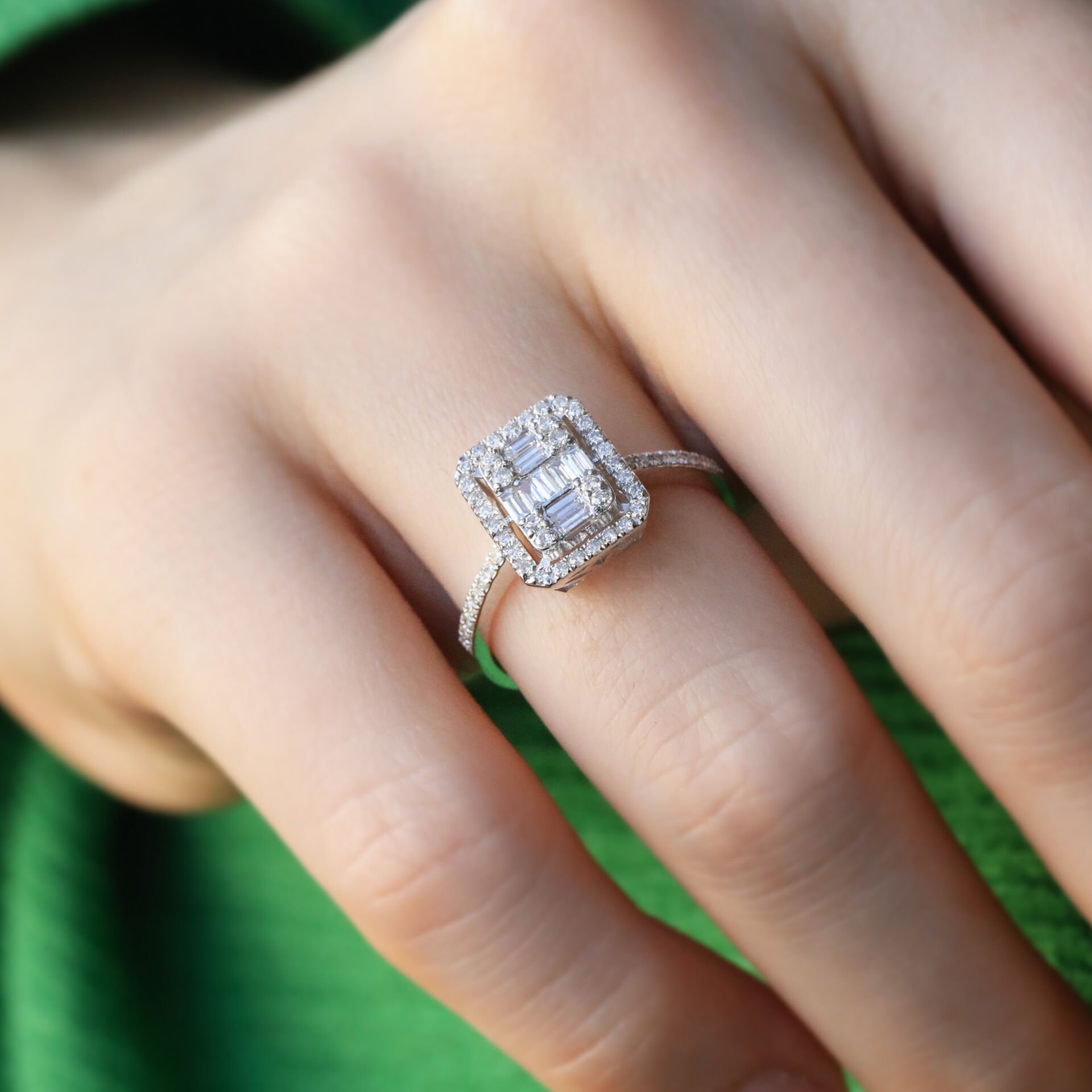 0,51 Ct. Baget Pırlanta Yüzük