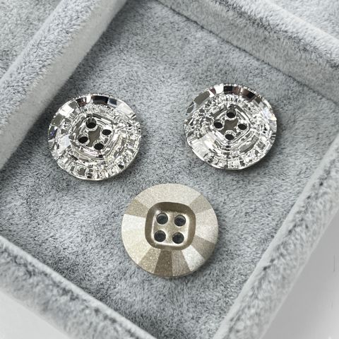 Swarovski 3018 Düğme 18mm Crystal (001) F - Beyaz Renkli Ortadan Dikilebilir Düğme