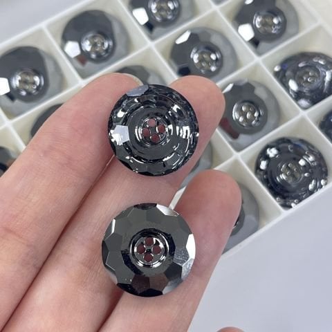 Swarovski 3008 Düğme 18mm Crystal Silver Night (001 SINI) - Yuvarlak Parlak Füme Renkli Ortadan Dikilebilir Düğme