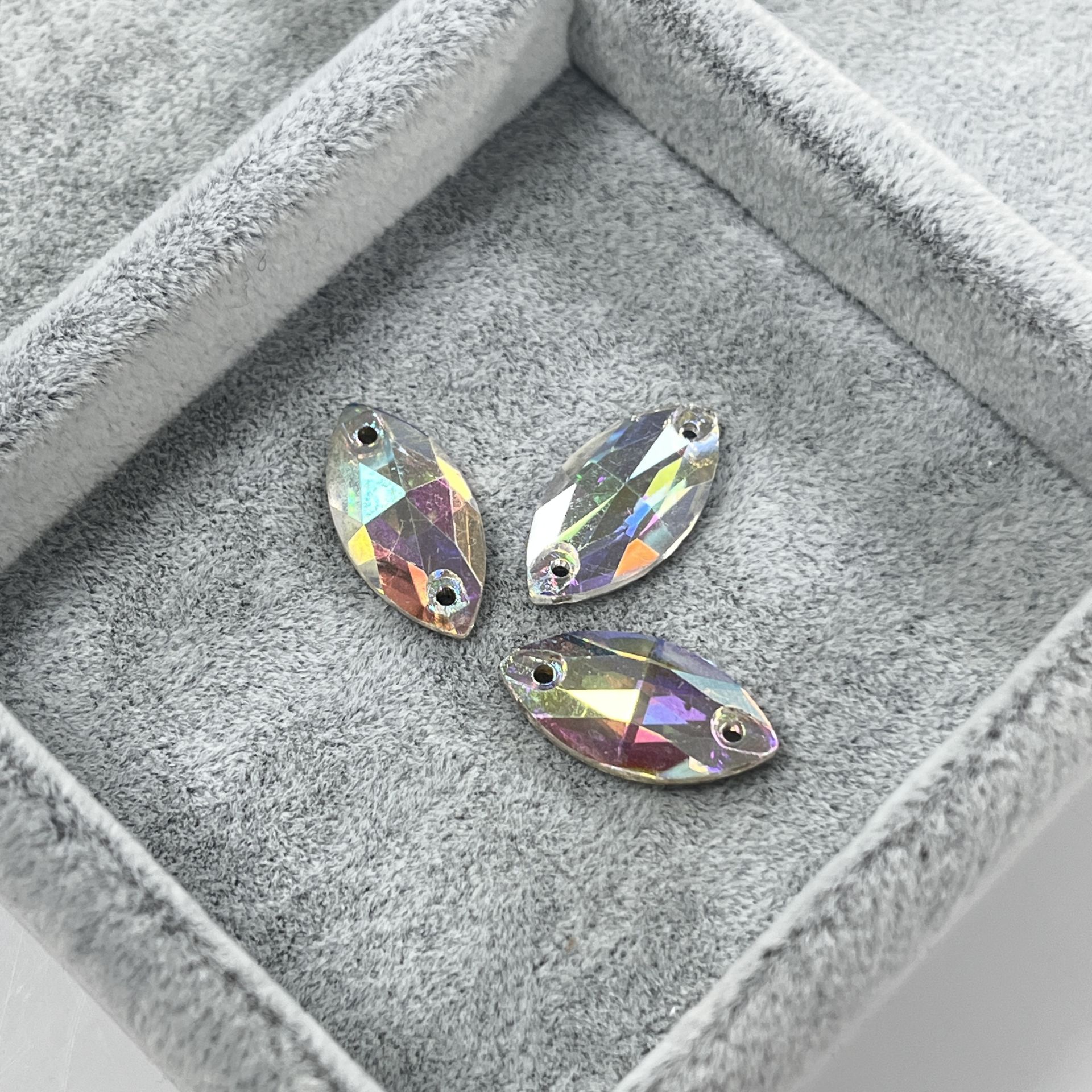 Mekik 18x9mm Dikme Cam Taş Crystal AB - Janjan Renkli Mekik İki Delikli Dikme Taş