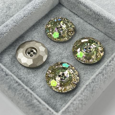 Swarovski 3008 Düğme 14mm Crystal Luminous Green (001LUMG) F - Yuvarlak Açık Yeşil Renkli Ortadan Dikilebilir Düğme