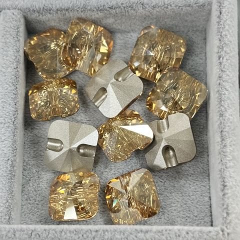 Swarovski 3009 Düğme 14mm Crystal Golden Shadow (001GSHA) Foyalı - Kare Parlak Altın Alttan Dikilebilir Düğme