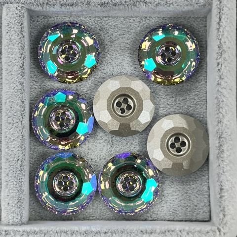 Swarovski 3008 Düğme 18mm Crystal Aurore Boreale (001AB) F - Yuvarlak Janjan Renkli Ortadan Dikilebilir Düğme