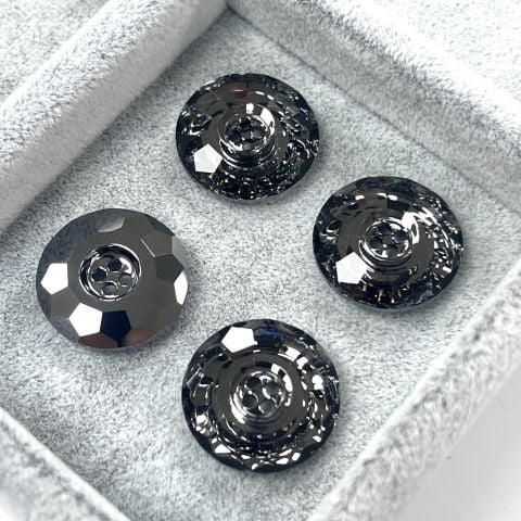 Swarovski 3008 Düğme 14mm Crystal Silver Night (001SINI) F - Yuvarlak Füme Renkli Ortadan Dikilebilir Düğme
