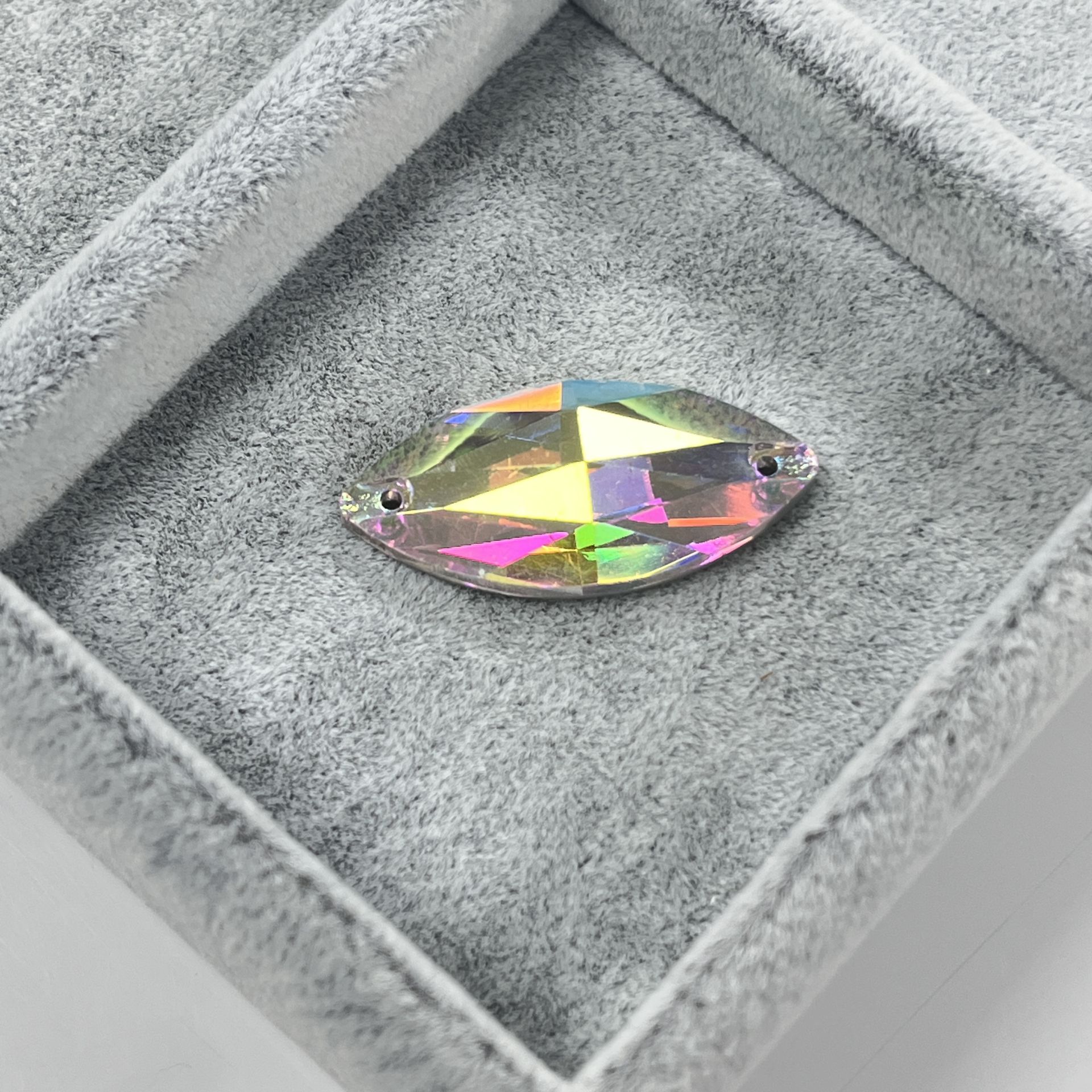 Mekik Şekilli 32x17mm Dikme Cam Taş Crystal AB - Janjan Renkli