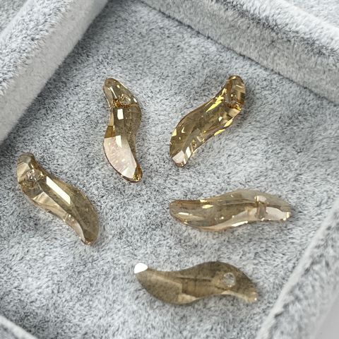 Swarovski 6525 Pendant 19mm Crystal Golden Shadow (001GSHA) - S Şeklinde Altın Renk Şeffaf Kolye Ucu