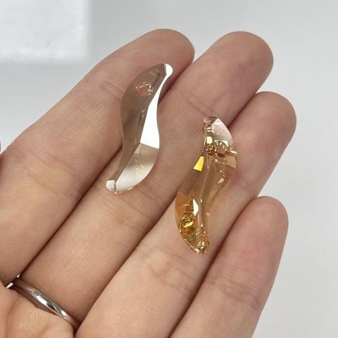 Swarovski 6525 Pendant 28mm Crystal Golden Shadow (001GSHA) - S Şekilli Altın Kolye Ucu