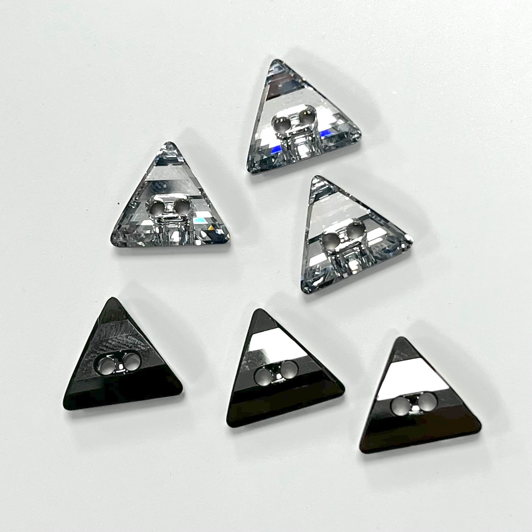 3038 12mm Crystal (001) - Üçgen Şekilli Metalik Foyalı Beyaz Düğme