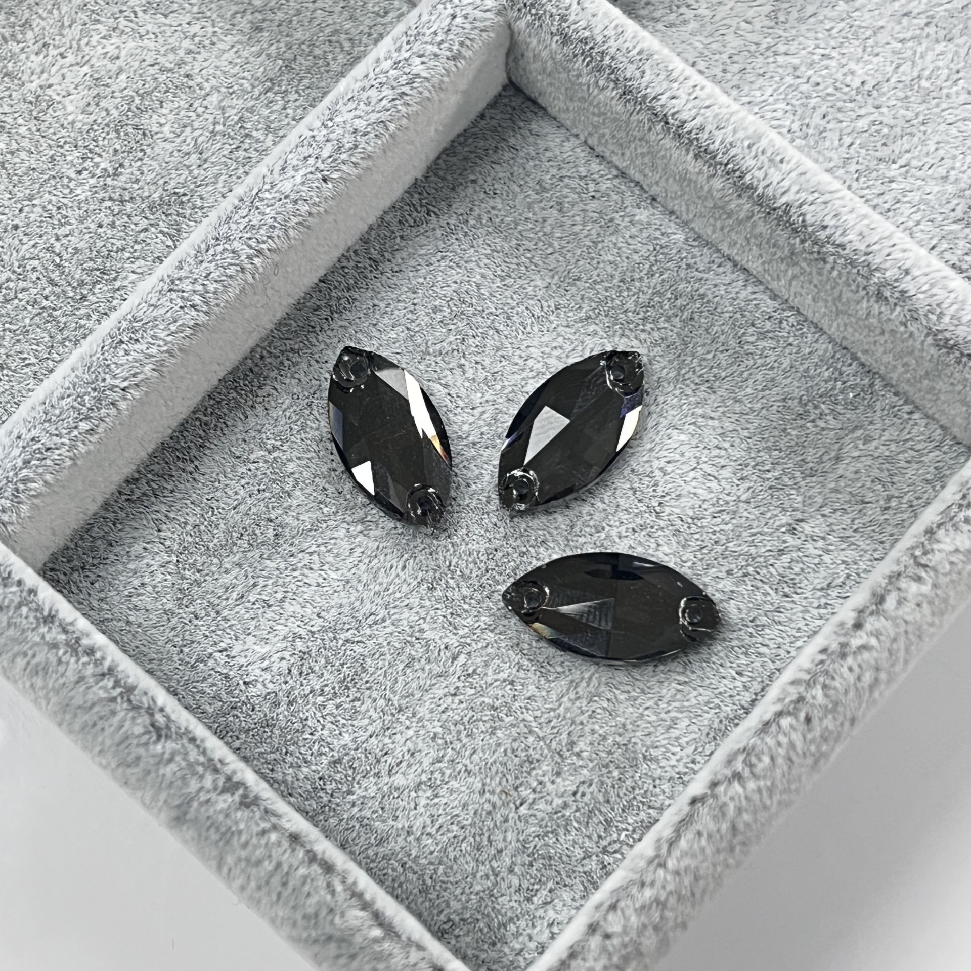 Mekik Şekilli 18x9mm Dikilebilir Black Diamond Cam Taş - Füme Dikme Taş