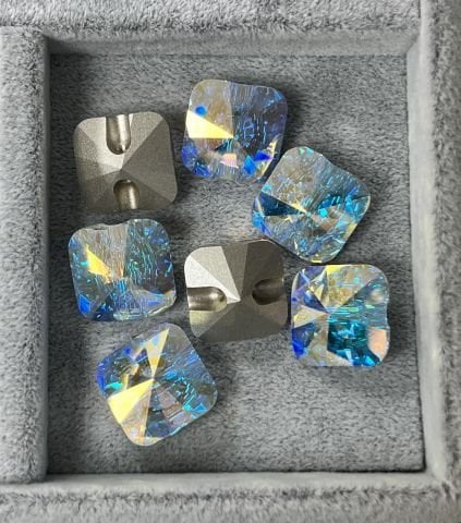 Swarovski 3009 Düğme 14mm Crystal AB (001AB) Foyalı - Kare Janjan Alttan Dikilebilir Düğme