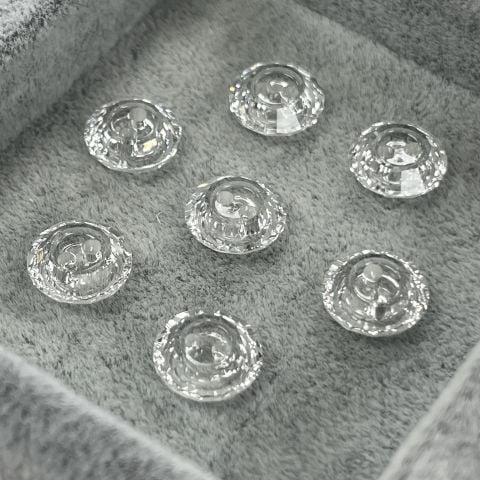 3122 10mm Crystal (001) U - Beyaz Renkli Ortadan Dikilebilir Düğme