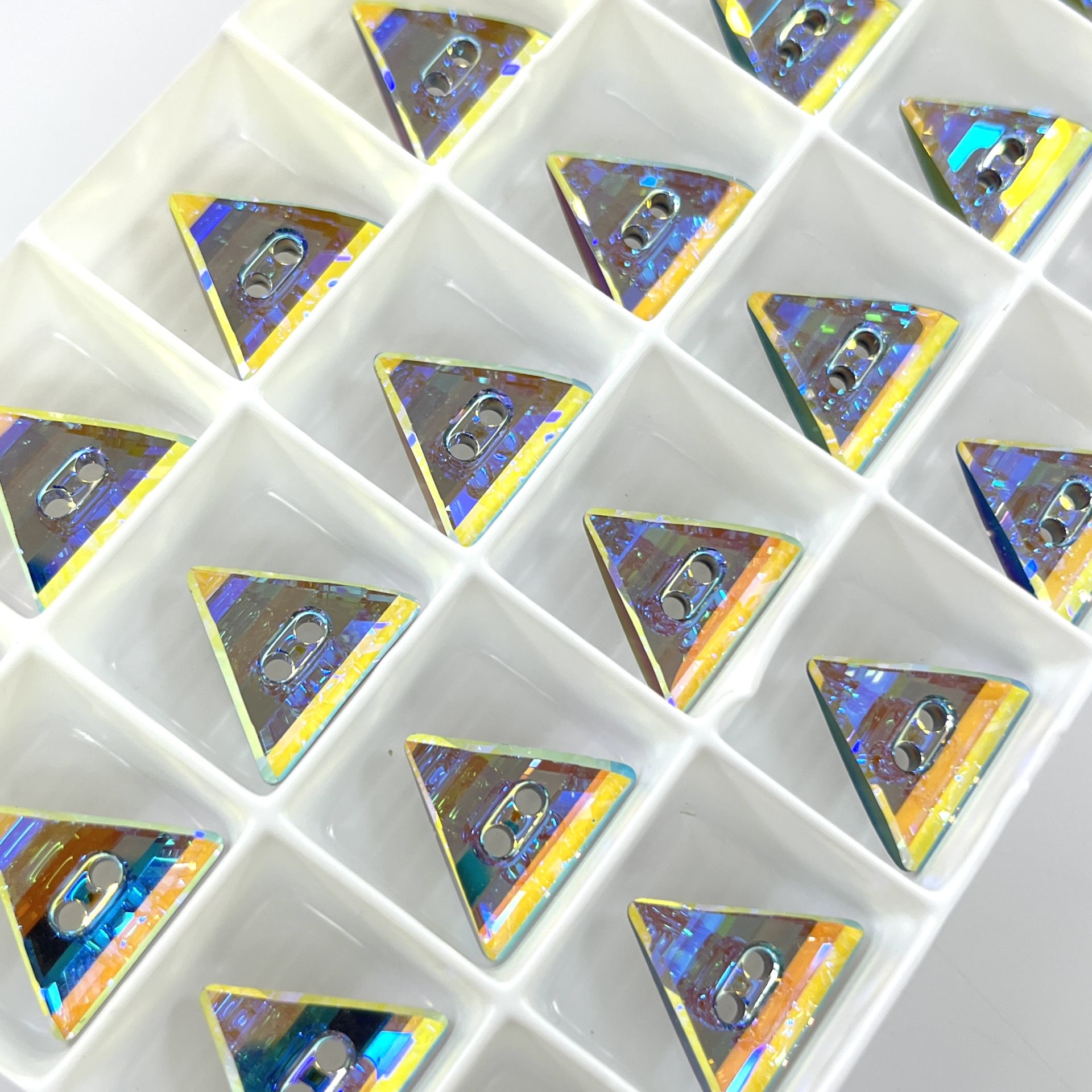 Swarovski 3038 Düğme 12mm Crystal AB (001AB) - Üçgen Şekilli Metalik Foyalı Janjan Düğme