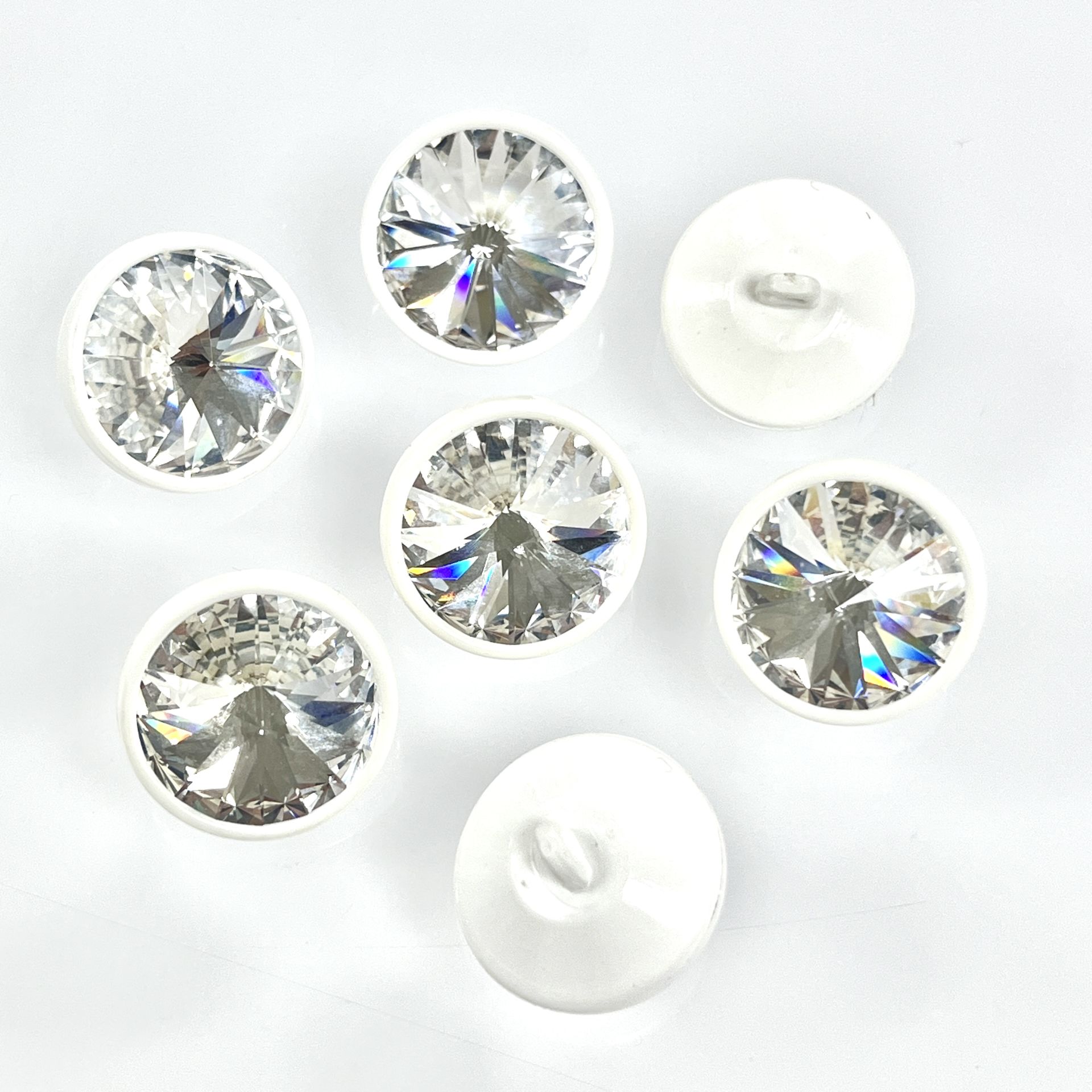 1770/218 Beyaz Plastik Çerçeve İçine Oturtulmuş Rivoli Kristalli Alttan Dikilebilir Düğme