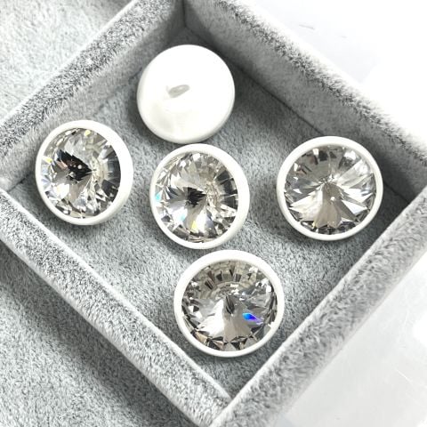 1770/218 Beyaz Plastik Çerçeve İçine Oturtulmuş Rivoli Kristalli Alttan Dikilebilir Düğme