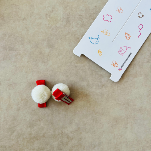 Ekru Ponpon Pens Toka Kırmızı Pens
