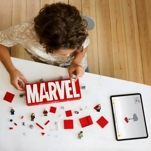 LEGO® Marvel: MARVEL Logosu ve Minifigürleri, İnşa Edilebilen Set 76313