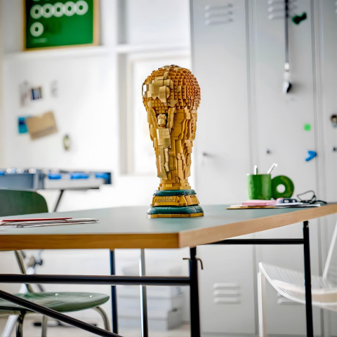 LEGO Editions FIFA Dünya Kupası Resmi Kupa 43020 - 12 Yaş ve Üzeri Çocuklar için Yaratıcı Dekoratif Model Yapım Seti (2842 Parça)