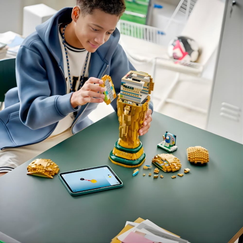 LEGO Editions FIFA Dünya Kupası Resmi Kupa 43020 - 12 Yaş ve Üzeri Çocuklar için Yaratıcı Dekoratif Model Yapım Seti (2842 Parça)