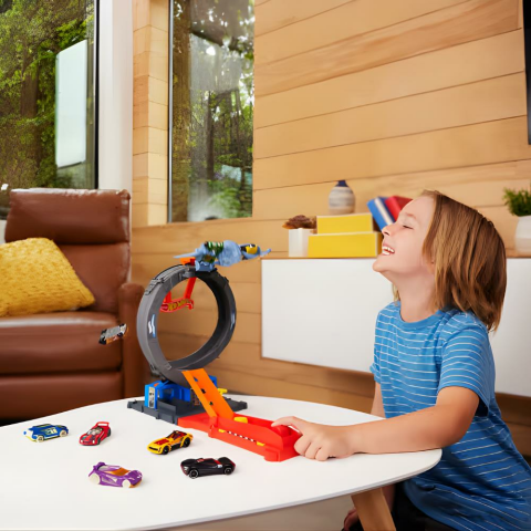 Hot Wheels Bat Döngü Saldırı Oyun Seti Ve 1:64 Ölçekli Oyuncak Araba